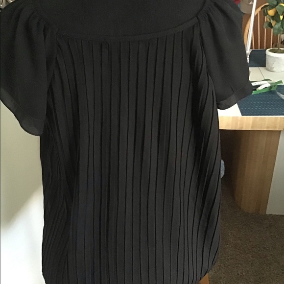 Adorable pleated flutter cap sleeve top - Picture 2 of 3